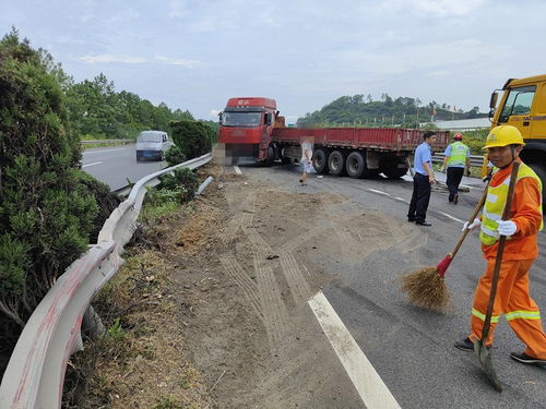 金華高速暖心救援 半掛車事故卡住車道，多名司機聯(lián)手相助